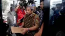 Mengenakan batik cokelat lengan pendek, M Nuh terlihat membawa berkas di amplop berwarna cokelat ke KPK, Jakarta, Selasa (9/12/2014). (Liputan6.com/Miftahul Hayat) 