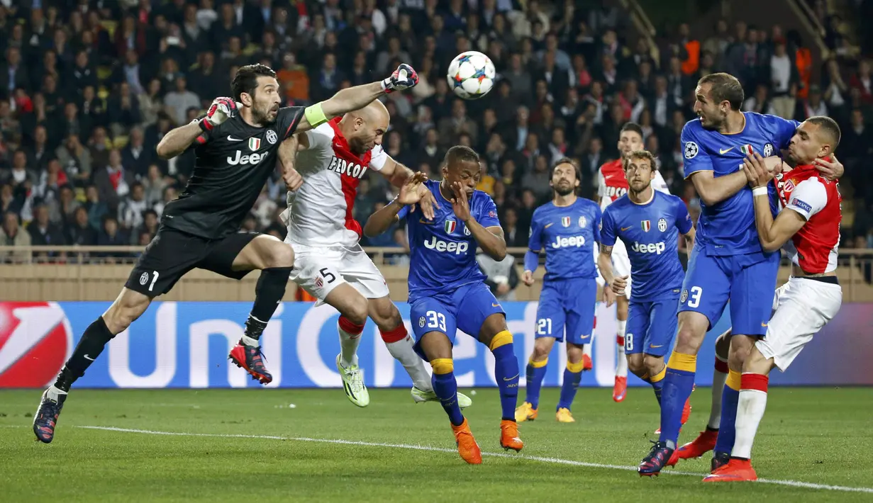 Kiper Juventus, Gianluigi Buffon meninju bola untuk mengamankan gawangnya (REUTERS/Jean-Paul Pelissier)