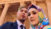 Penyanyi Mulan Jameela dan Ahmad Dhani foto bersama di depan situs bersejarah Petra yang berada di Amman, Yordania. Mulan Jameela dan Ahmad Dhani sedang menjalani wisata religi. (Instagram/@mulanjameela1)