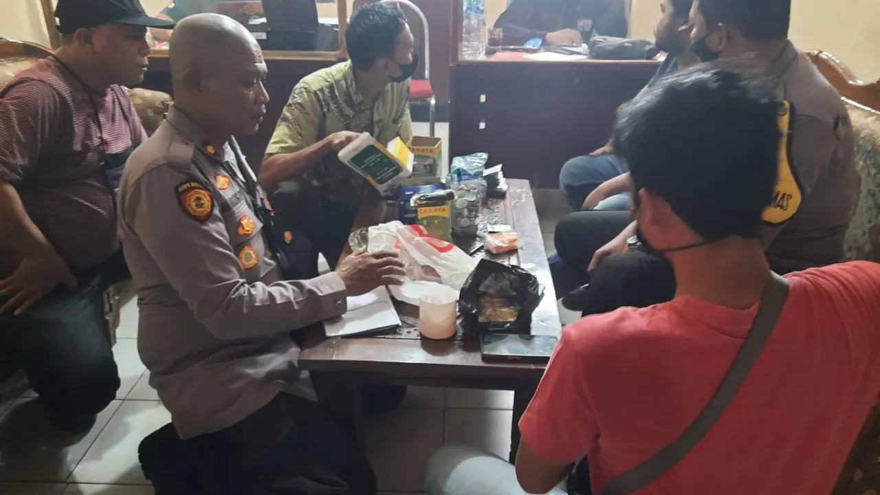 Polisi saat memeriksa pengedar obat keras dan menghitung jumlahnya. (Jumat, 01/20/2021). (Dokumentasi Polsek Serang).