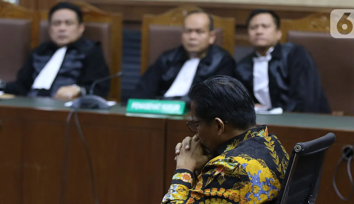 Terdakwa kasus dugaan suap dan gratifikasi Bowo Sidik Pangarso mendengarkan bacaan tuntutan di Pengadilan Tipikor, Rabu (6/11/2019). JPU menuntut mantan anggota Komisi VI DPR RI itu dengan hukuman tujuh tahun penjara dan denda Rp300 juta subsider enam bulan kurungan. (Liputan6.com/Herman Zakharia)