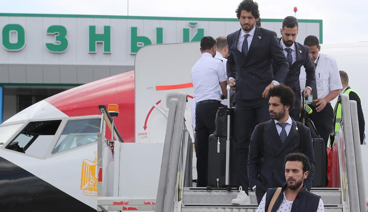 Para pemain Mesir turun dari pesawat saat tiba di Bandara Grozny, Chechnya, Minggu (10/6/2018). Pada Piala Dunia 2018, Mesir tergabung di Grup A bersama Rusia, Uruguay dan Arab Saudi. (AFP/Karim Jaafar)