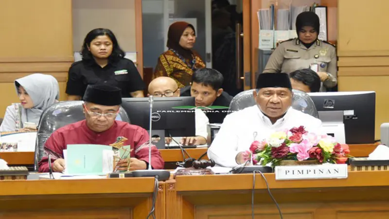 Ketua Komisi VIII DPR RI Ali Taher Parasong saat membacakan kesimpulan Rapat Kerja dengan Kementerian Agama dan Badan Pengelola Keuangan Haji (BPKH) di Gedung DPR RI, Senayan, Jakarta, Kamis (24/5/2018).