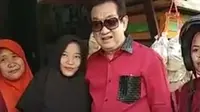 Anwar Fuadi berfoto bersama warga Kabupaten Muara Enim, saat menemani Ketua Umum PAN Zulkifli Hasan blusukan. Foto diambil dari potongan video media lokal Sumsel (dok.istimewa / Nefri Inge)