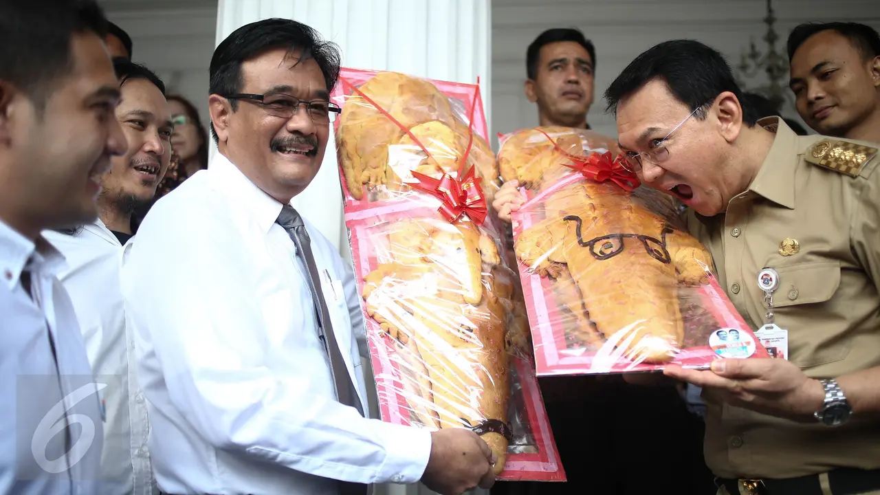 20160829-Ahok dan Djarot Dapat Roti Buaya Dari Relawan-Jakarta