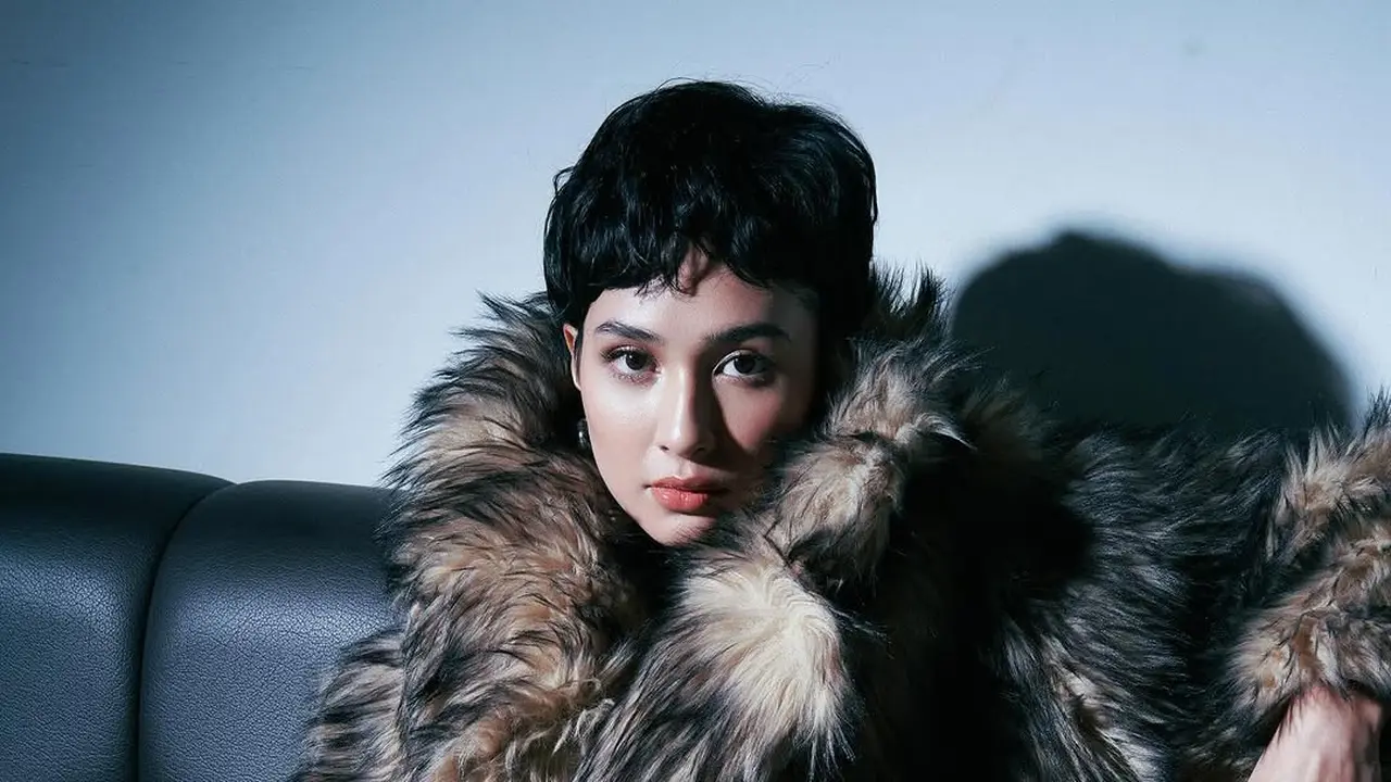 Potret Manglingi Mikha Tambayong dengan Rambut Pixie Cut, Tampil Stunning dengan Coat Berbulu