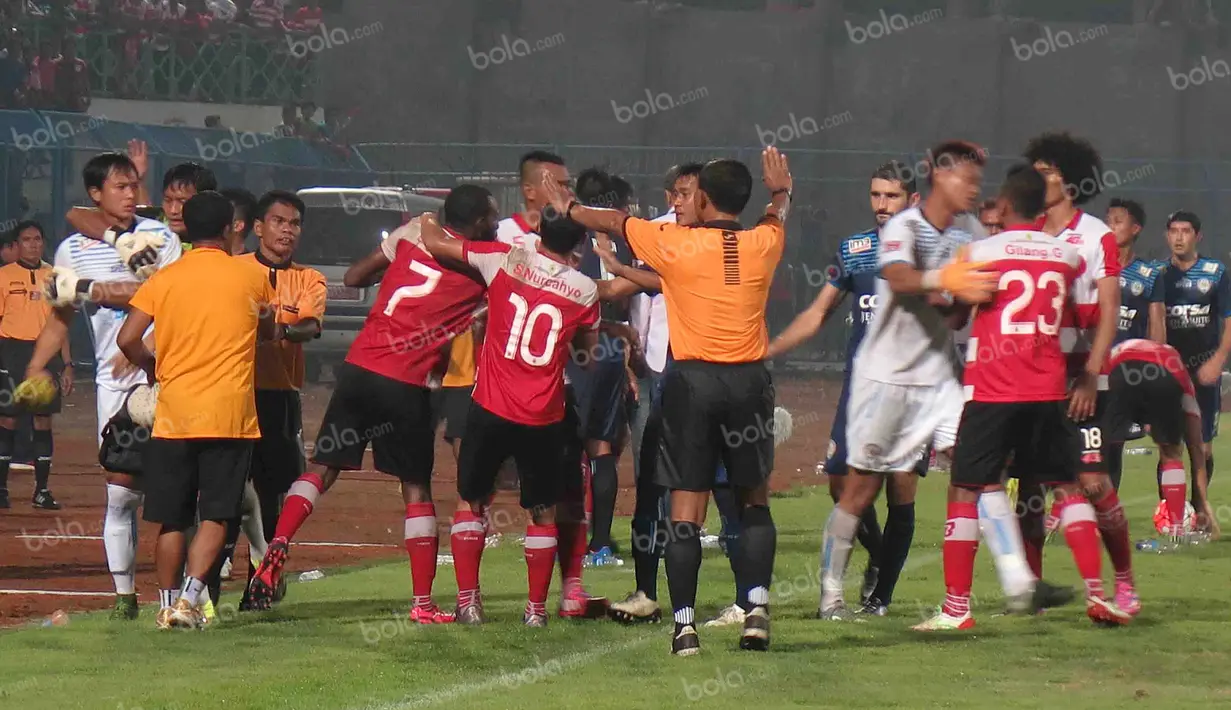 Kericuhan antara pemain Madura United dengan pemain Arema Cronus dalam laga Torabika Soccer Championship 2016 di Stadion Gelora Bangkalan, Jumat (6/5/2016). (Bola.com/Fahrizal Arnas)