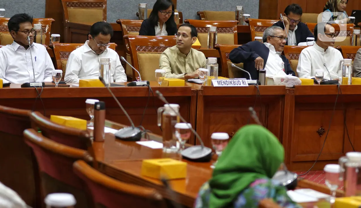 Menteri Pendidikan dan Kebudayaan, Nadiem Makarim (tengah) mengikuti Rapat Kerja dengan Komisi X DPR di kompleks Parlemen, Senayan, Jakarta, Kamis (20/2/2020). Rapat membahas anggaran tahun 2020 dan seputar isu terkait Pembayaran SPP lewat layanan Gopay. (Liputan6.com/Johan Tallo)