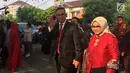 Gubernur DKI Jakarta Anies Baswedan dan istrinya menyapa awak media saat datang ke acara pernikahan putri Presiden Jokowi, Kahiyang Ayu dan Bobby Nasution di Gedung Graha Saba Buana, Solo, Rabu (8/11). (Liputan6.com/Lizsa Egeham)