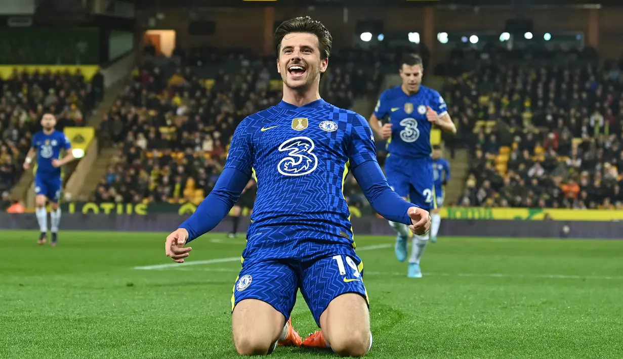 <p>Mason Mount. Gelandang serang Inggris berusia 23 tahun yang memperkuat Chelsea sejak awal musim 2019/2020 usai dipromosikan dari tim U-23 ini menjadi pemain muda tertajam di Liga Inggris musim 2021/2022 bersama Bukayo Saka. Ia yang terpilih menjadi pemain terbaik Chelsea musim 2021/2022 ini mampu mencetak 11 gol dan 10 assist dari 32 laga selama musim 2021/2022 sekaligus menjadi top skor klub mengalahkan Romelu Lukaku dan Kai Havertz yang masing-masing mencetak 8 gol di Liga Inggris. (AP/Glyn Kirk)</p>