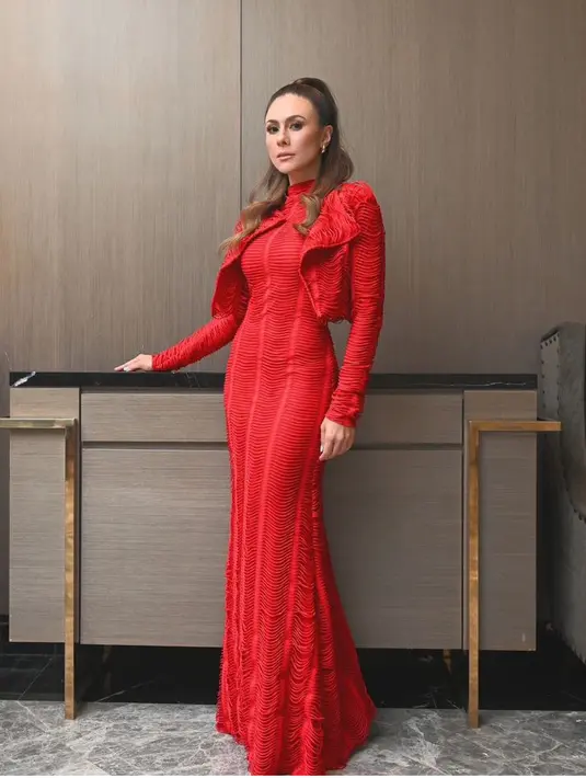 Wulan Guritno juga tampil mengenakan dress bodycon warna merah dengan kerah tinggi. Dipadukan outer crop top. [@wulanguritno]