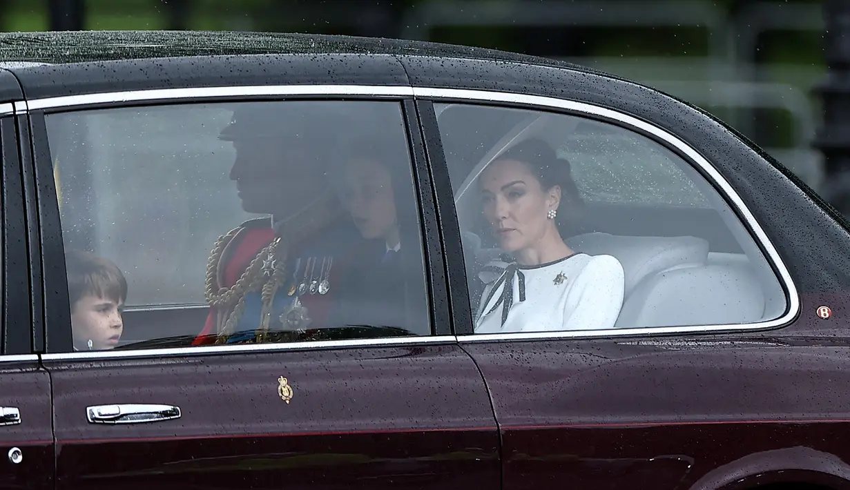 Ini adalah penampilan publik resmi perdana istri Pangeran William setelah enam bulan undur diri dari penampilan publik demi perawatan kanker. (HENRY NICHOLLS / AFP)