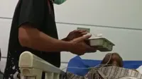 Viral Petugas Lapas Manado Rawat dan Suapi Warga Binaan di RS, Begini Kisahnya