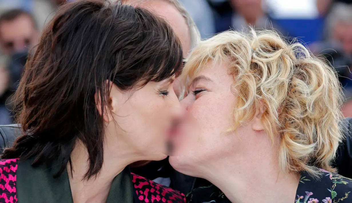 Aktris Juliette Binoche (kiri) mencium Valeria Bruni Tedeschi selama sesi pemotretan untuk film "Ma loute" (Slack Bay) dalam kompetisi di Festival Film Cannes ke-69 di Cannes, Prancis, 13 Mei 2016. (REUTERS/Jean-Paul Pelissier)