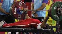 Atlet para angkat berat, Ni Nengah Widiasih, saat beraksi pada Asian Para Games di Balai Sudirman, Jakarta, Minggu (7/10/2018). Ni Nengah berhasil mempersembahkan medali perak dengan total angkatan 97 kg. (Bola.com/M Iqbal Ichsan)
