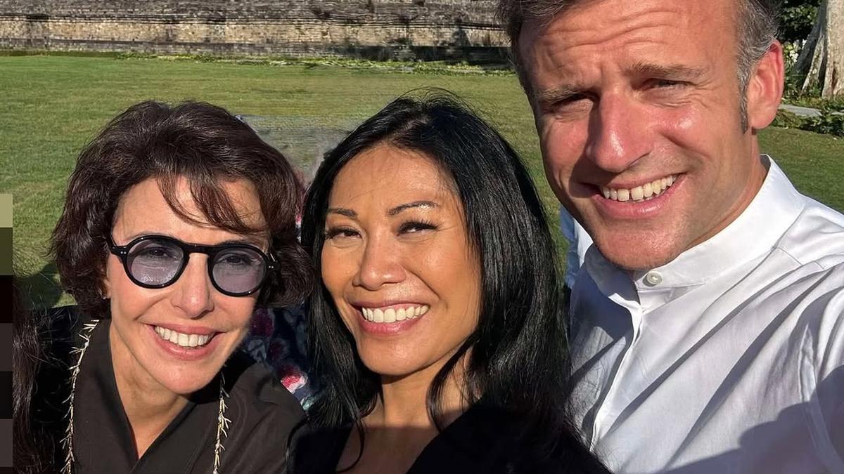 Anggun Pamer Swafoto Langka Bareng Presiden Emmanuel Macron di Candi Borobudur: Selfie Mahal!