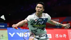 Tunggal putra Indonesia, Jonatan Christie memukul bola balasan ke arah Yudai Okimoto (Jepang) selama pertandingan babak 16 besar Badminton Asia Championships (BAC) 2026 di Ningbo Olympic Sports Centre, provinsi Zhejiang, Tiongkok timur, Kamis (9/4/2026). Tunggal putra Indonesia, Jonatan Christie melangkah ke babak perempat final Badminton Asia Championships (BAC) 2026. (CN-STR/AFP) / China OUT