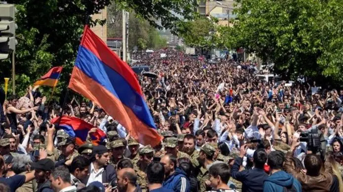 Demonstrasi warga yang mendesak agar Perdana Menteri Armenia, Serzh Sargsyan mengundurkan diri dari jabatannya (AFP PHOTO via BBC)