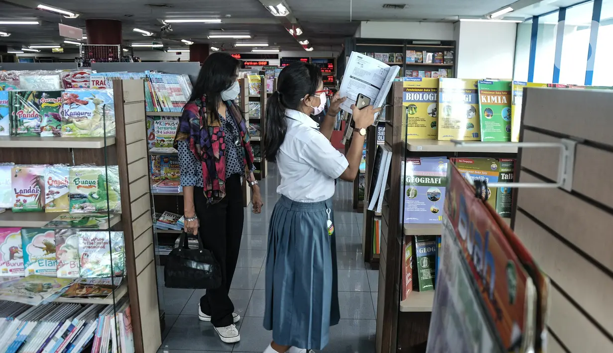 <p>Penutupan ini menjadi kabar yang mengejutkan bagi masyarakat Indonesia, dengan kehadiran Toko Buku Gunung Agung yang sudah menjadi salah satu pilihan membeli buku dan peralatan alat tulis. (merdeka.com/Iqbal S. Nugroho)</p>