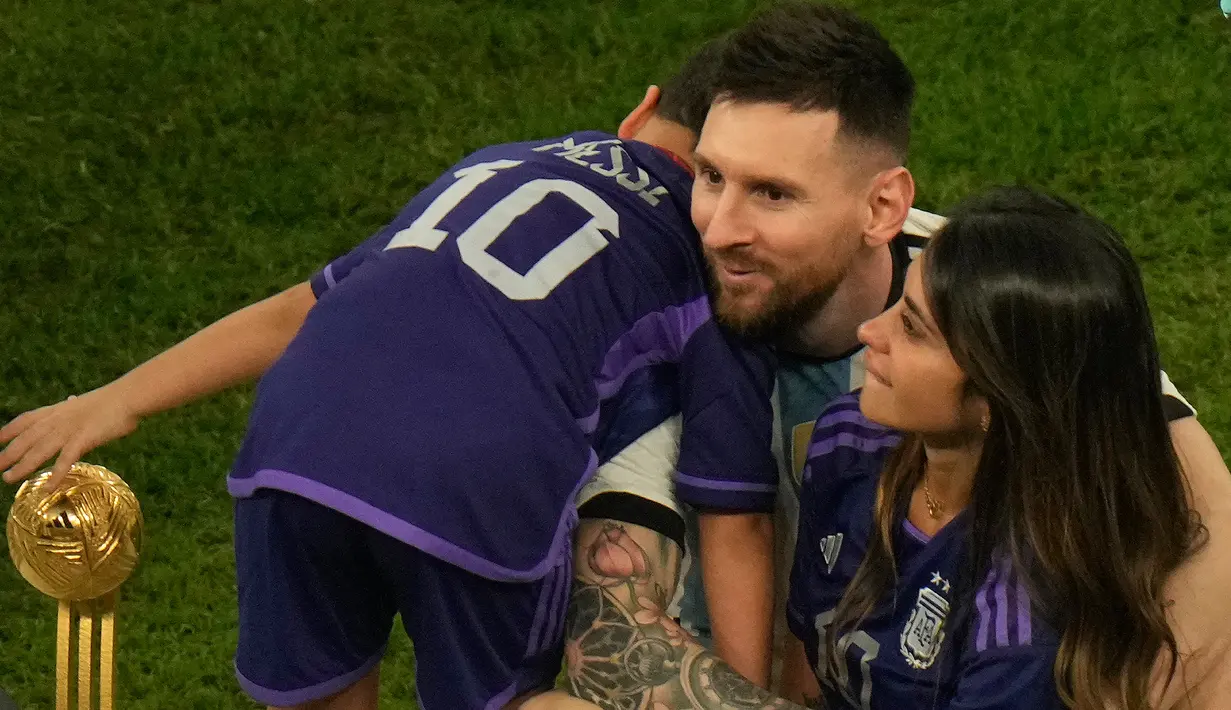 Pemain Argentina Lionel Messi duduk bersama istrinya Antonela Roccuzzo dan anak mereka usai mengalahkan Prancis pada pertandingan sepak bola final Piala Dunia 2022 di Stadion Lusail, Lusail, Qatar, 18 Desember 2022. Argentina menang 4-2 atas Prancis melalui drama adu penalti setelah pertandingan berakhir imbang 3-3. (AP Photo/Francisco Seco)