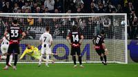 Penyerang AC Milan asal AS #11, Christian Pulisic, gagal mengeksekusi penalti dalam pertandingan Serie A Italia antara Juventus dan AC Milan di Stadion Allianz, Turin, Senin (6-10-2025) dini hari WIB. (MARCO BERTORELLO/AFP)