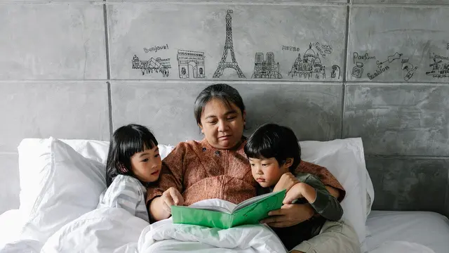 Ibu membacakan buku(Pexels)