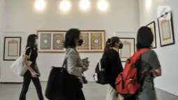 Pengunjung menghadiri pameran di Ruang Galeri Seni, Taman Ismail Marzuki (TIM), Cikini, Menteng, Jakarta Pusat, Rabu (8/6/2022). Pameran ini merupakan rangkaian dari perhelatan HUT ke-495 DKI Jakarta serta kegiatan perdana pascarevitalisasi TIM. (merdeka.com/Iqbal S. Nugroho)