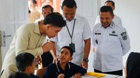 Wakil Presiden Indonesia Gibran Rakabuming Raka berbincang dengan peserta didik sekolah rakyat Pekanbaru. (Liputan6.com/M Syukur)
