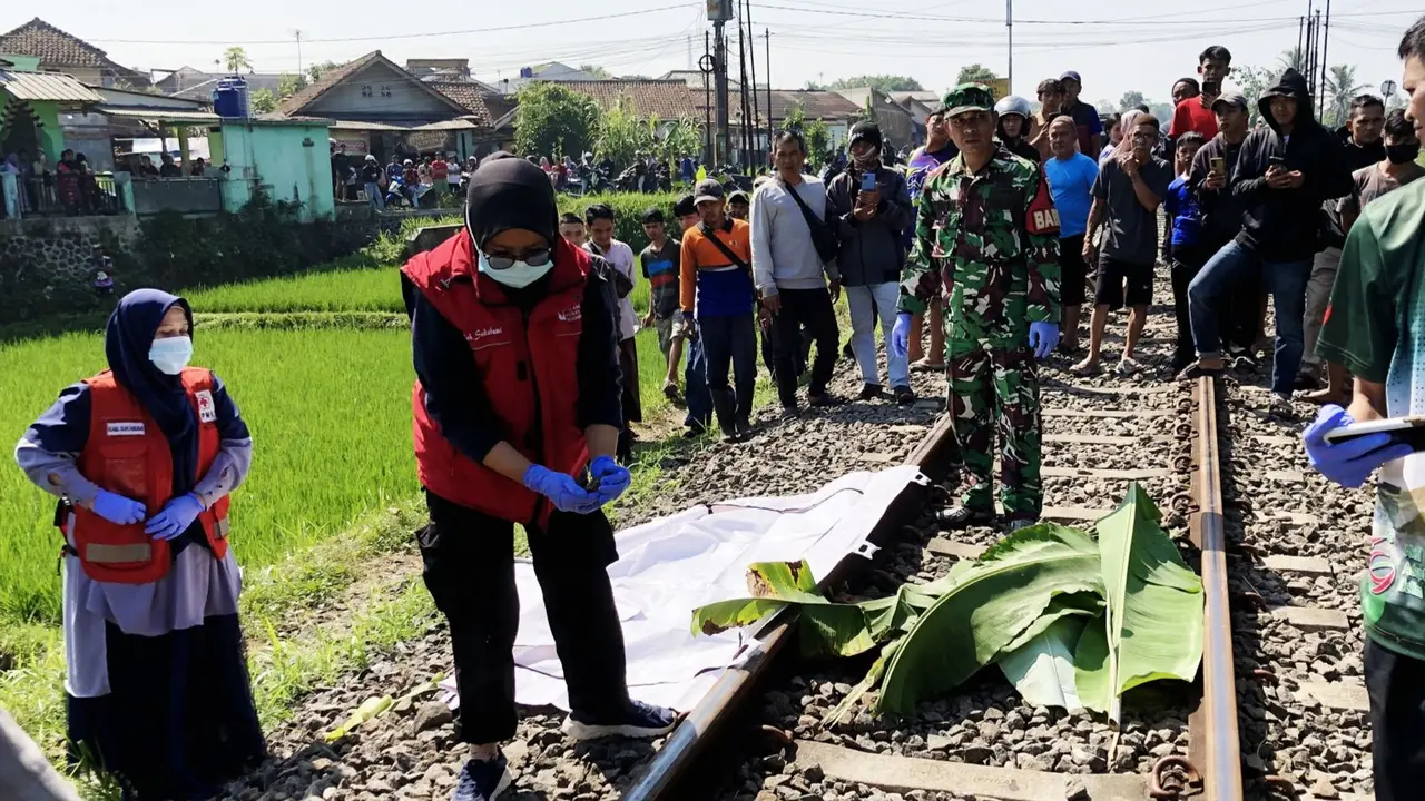 Warga tersambar kereta api