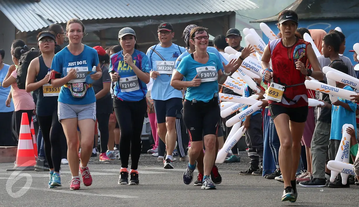 Para peserta mengikuti Mandiri Jogja Marathon 2017 di kompleks Candi Prambanan, Sleman, Minggu (23/4). Mandiri Jogja Marathon dibagi dalam beberapa kelas lari yakni jarak 42 km, jarak 21 km, jarak 10 km, dan jarak 5 km. (Liputan6.com/Johan Tallo)