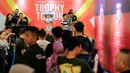 <p>Sejumlah pengunjung memdati sesi meet and greet pemain Borneo FC, Stefano Lilipaly dan Diego Michiels dalam acara Trophy Tour ASEAN Club Championship Shopee Cup 2024 di LOTTE Shopping Avenue, Event Atrium, Jakarta Selatan pada Sabtu (07/09/2024). (Bola.com/Bagaskara Lazuardi)</p>