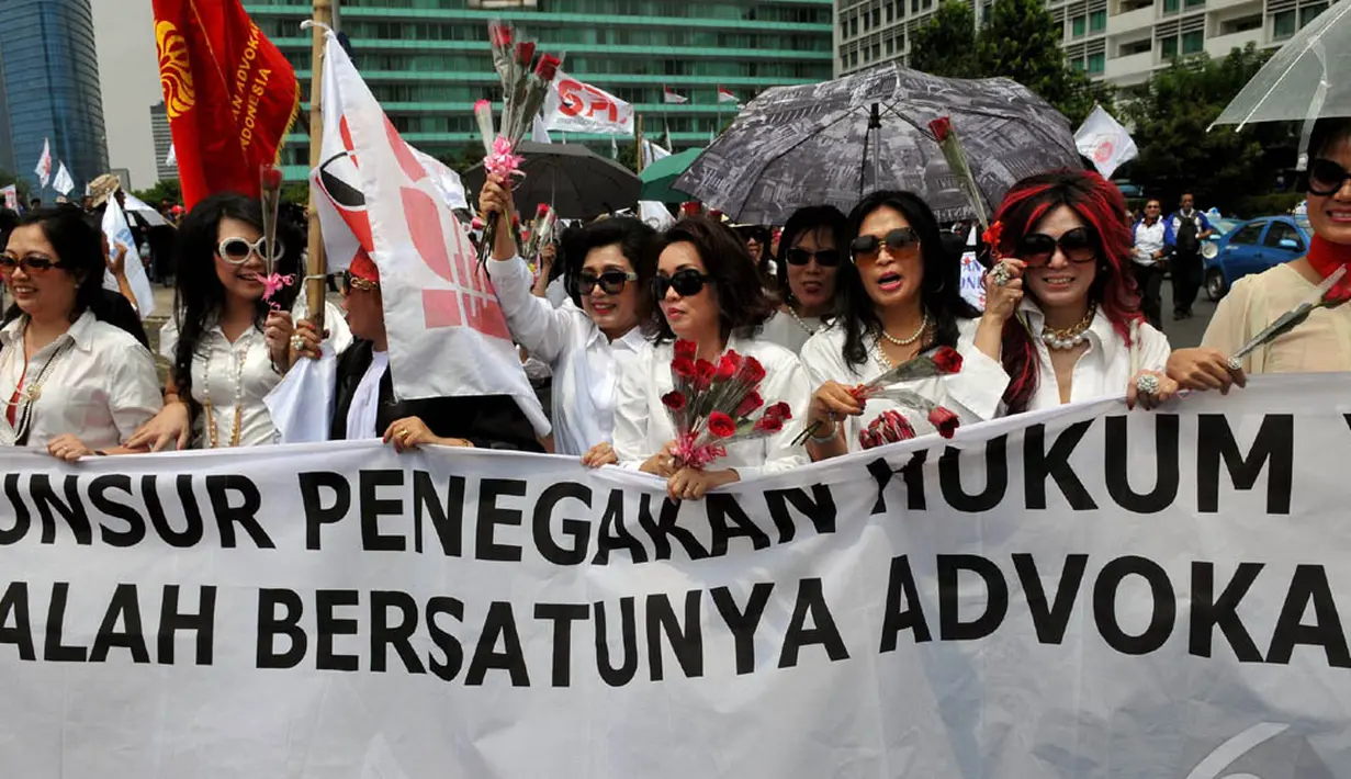 Pengacara wanita kompak memakai kacamata modis berwarna hitam saat aksi di Bundaran HI, Jakarta, Kamis (11/9/2014) (Liputan6.com/Johan Tallo)