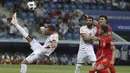 Gelandang Tunisia, Fakhreddine Youssef, membuang bola saat melawan Inggris pada laga Grup G Piala Dunia di Volgograd Arena, Volgograd, Senin (18/6/2018). Inggris menang 2-1 atas Tunisia. (AP/Thanassis Stavrakis)