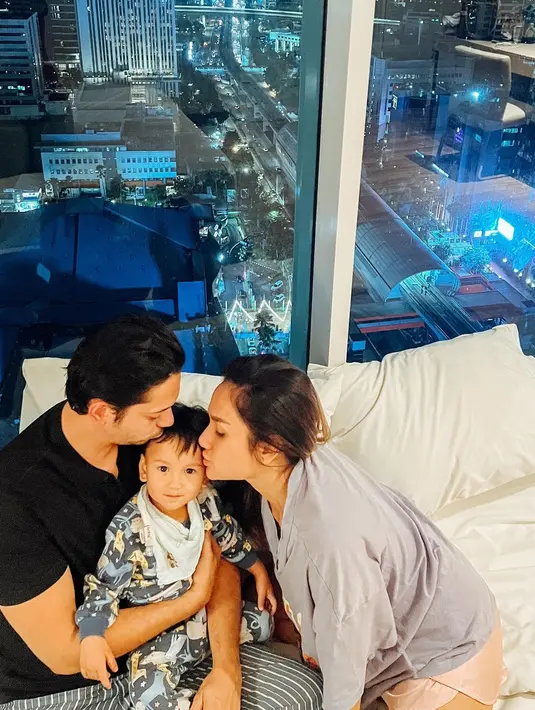 Kebahagiaan pasangan yang menikah sejak tahun 2017 silam itu makin lengkap dengan kehadiran sang buah hati. [Instagram/andrewandika]