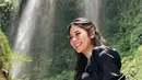 Tampil menawan dengan gaun hitam, Naysilla Mirdan saat jalani pemotretan sambil duduk di atas batu, gayanya ini disebut bak bidadari dari kayangan. Banyak netizen pun membanjiri kolom komentar Instagramnya. 
 (Liputan6.com/IG/@naymirdad)