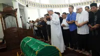 Jenazah almarhum Jojon disholatkan di Masjid Jami Al-Munawaroh Sentul city. Tampak beberapa teman jojon dari kalangan artis juga ikut menyolatkan (Liputan6.com/Rini Suhartini).