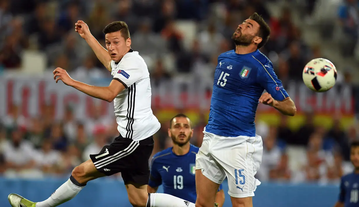Andrea Barzagli. Bek Timnas Italia ini menjalani laga terakhirnya bersama Gli Azzurri saat menghadapi Jerman dalam laga perempatfinal Euro 2016. Saat itu usianya telah menginjak 35 tahun, 1 bulan dan 24 hari. Ia pensiun pada 2019 dengan koleksi 74 caps. (AFP/Patrik Stollarz)