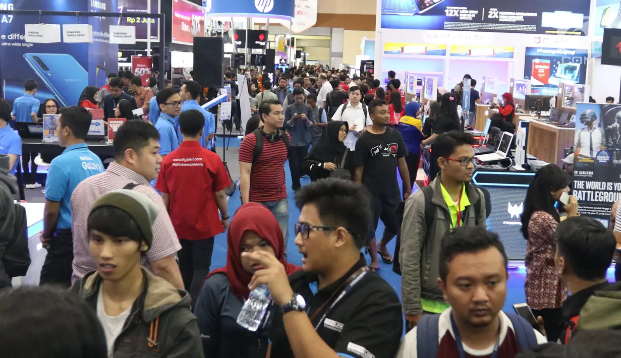 Pengunjung melihat pameran Indocomtech 2018, Jakarta, Rabu (31/10). Indocomtech 2018 diikuti 250 eksibitor, dari bidang telekomunikasi, komputer, software, games, smartphone, elektronik, dan aksesori yang ada di Indonesia. (Liputan6.com/Angga Yuniar)