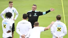 Ralf Rangnick tampak hadir dan memimpin langsung sesi latihan Timnas Austria. (AFP/Robert Jaeger)
