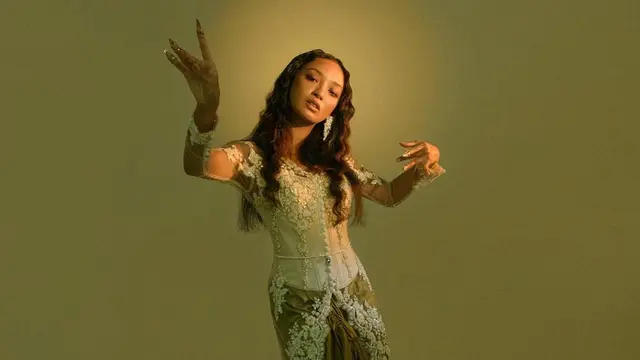 6 Pesona Eksotis dan Misterius Asmara Abigail dalam Balutan Kebaya