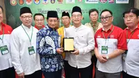 Sekjen PITI Lexyndo Hakim menyerahkan mushaf al-Qur'an kepada Imam Besar Masjid Istiqlal pada kegiatan bazar Ramadan, Minggu (9/4/2023).