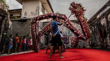 Kelompok atraksi Liong berlatih jelang perayaan Tahun Baru Imlek di Bogor, Jawa Barat, 9 Januari 2023. Tahun Baru Imlek 2023 akan jatuh pada 22 Januari. (ADITYA AJI/AFP)