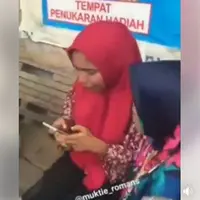 Jadi korban perampokan, sambil menangis tersedu-sedu, ibu ini sibuk memainkan handphonenya. Videonya pun viral! (Foto: Facebook)
