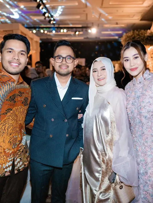 Sama-sama hadiri resepsi pernikahan kakak Fadil Jaidi, Aaliyah Massaid dan Thariq Halilintar sempatkan foto bareng dengan Shandy Purnamasari dan Gilang Pramana. Bertabur bintang, resepsi pernikahan Yislam Jaidi dan Miskah Shafa memang dihadiri oleh sederet artis dan publik figur ternama. Shandy Purnamasari yang tengah hamil anak pertama semakin pancarkan pesonanya. (Liputan6.com/IG/@aaliyah.massaid)