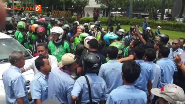 Pengemudi ojek online terbakar emosi mendengar kabar temannya dikeroyok hingga patah kaki.