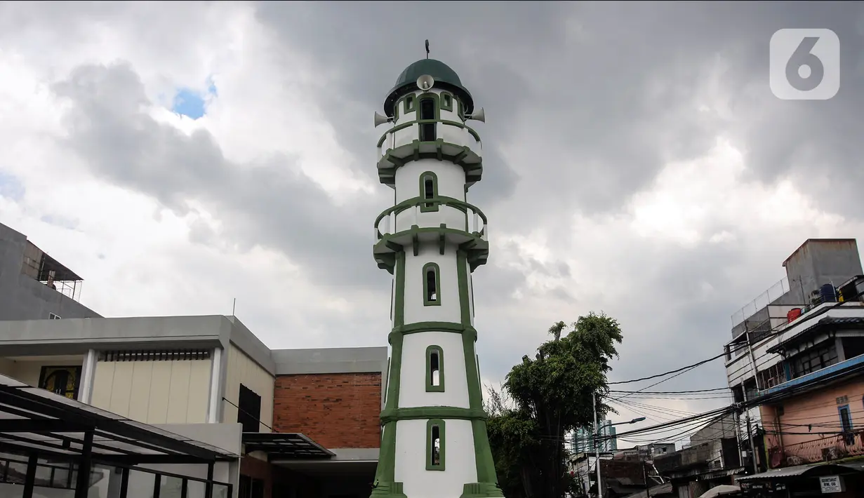 Menara masjid, kini dasarnya tercakup dalam ruangan baru di depan masjid lama, berbentuk silinder setinggi dua belas meter.  (Liputan6.com/Johan Tallo)