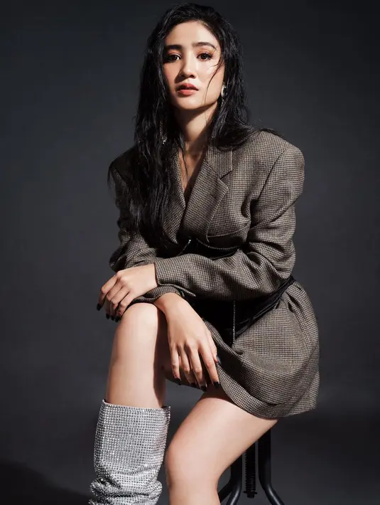 Aktris sekaligus penyanyi Febby Rastanty memiliki gaya yang cantik. Dilihat dari gaya fashionnya, Febby merupaka pribadi yang inovatif dan progresif. Ia berevolusi dalam banyak hal, terutama dengan bangga memamerkan kepekaan fashionnya yang funky. [Foto: Instagram/febbyrastanty]