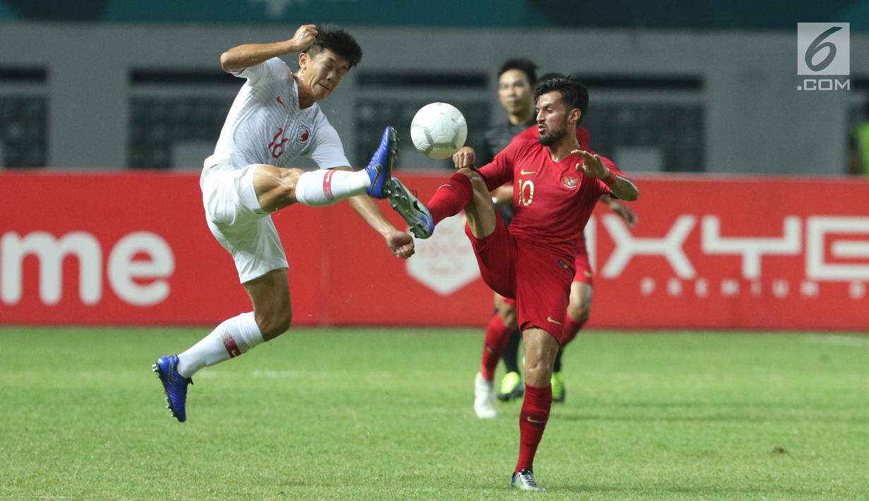 Pemain Timnas Indonesia, Stefano Lilipaly (kanan) berebut bola dengan pemain Hong Kong pada laga uji coba internasional di Stadion Wibawa Mukti, Cikarang, Selasa (16/10). Babak pertama, Indonesia unggul 1-0. (Liputan6.com/Helmi Fithriansyah)