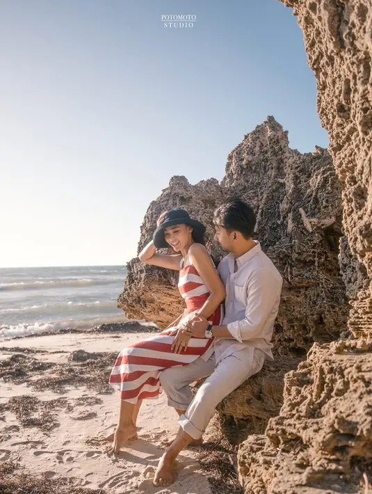 Whulan mengakui jika dirinya dengan Nik Ibrahim jatuh cinta pada pandangan pertama. (Foto: instagram.com/potomoto.studio)