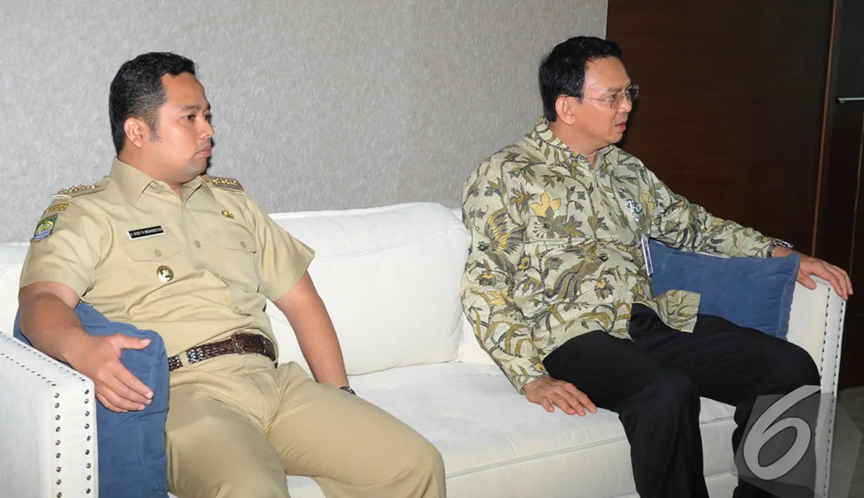 Walikota Tangerang Arief Wismansyah dan Gubernur DKI Jakarta Basuki Tjahaja Purnama atau Ahok saat menghadiri rapat bersama di Kantor Kementerian PU dan Perumahan Rakyat, Jakarta, Senin (15/12/2014). (Liputan6.com/Herman Zakharia)